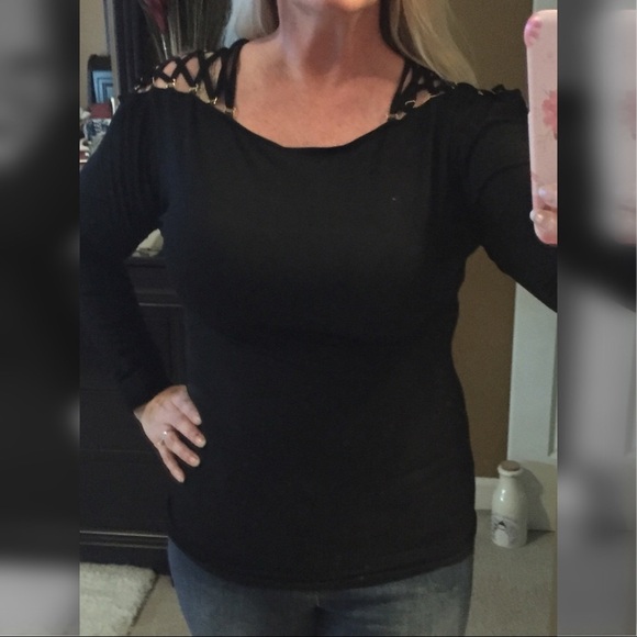 SEXY & FITTED BLACK TOP W/OPEN SHOULDER LACING - Picture 4 of 4